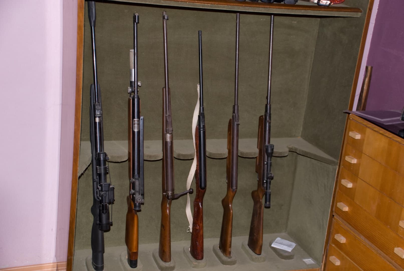 Illegális fegyverarzenálra bukkantak a nagyölvedi családi házban