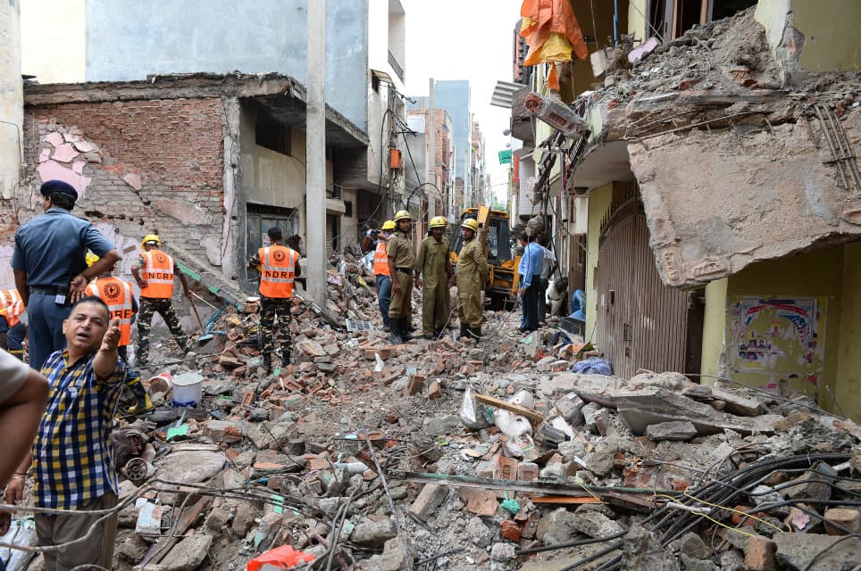 Összedőlt két épület az indiai főváros közelében, többen meghaltak
