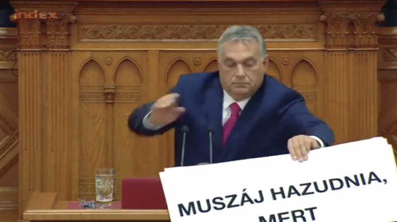 Videón, ahogy Orbán elhappolna egy őt kritizáló táblát, de az nem jön neki össze