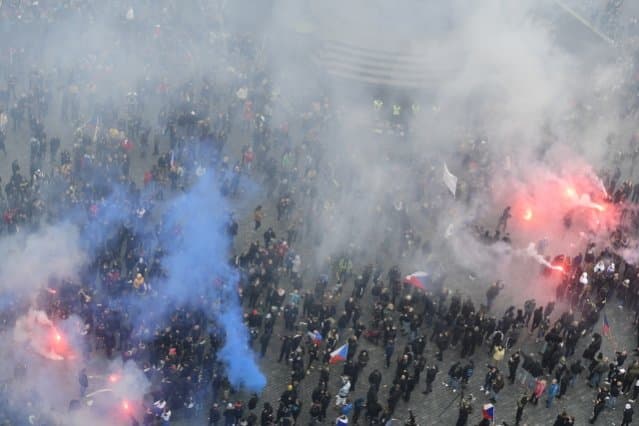 Csaknem ugyanaz játszódott le Prágában, mint szombaton Pozsonyban - könnygázt és vízágyút is bevetettek a tüntetők ellen