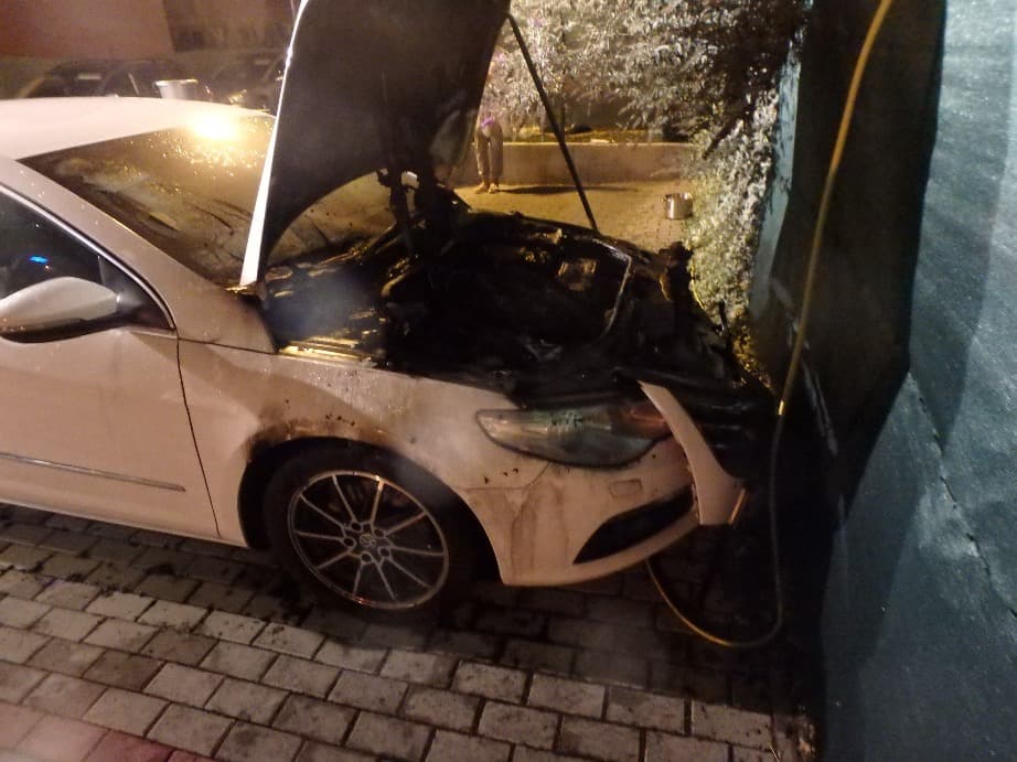 VW Passat lángolt az éjszaka Csöllén