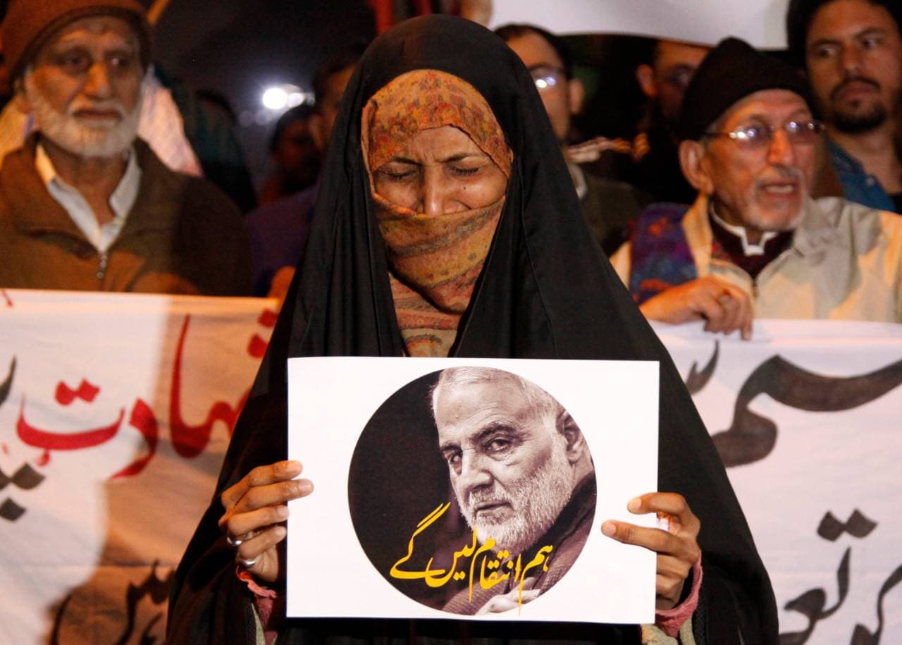 Tízezrek tüntettek Iránban, amiért az amerikaiak kilőtték a tábornokukat