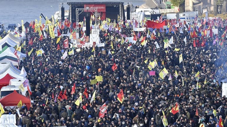 Több ezren tiltakoztak a szíriai török offenzíva ellen Németországban