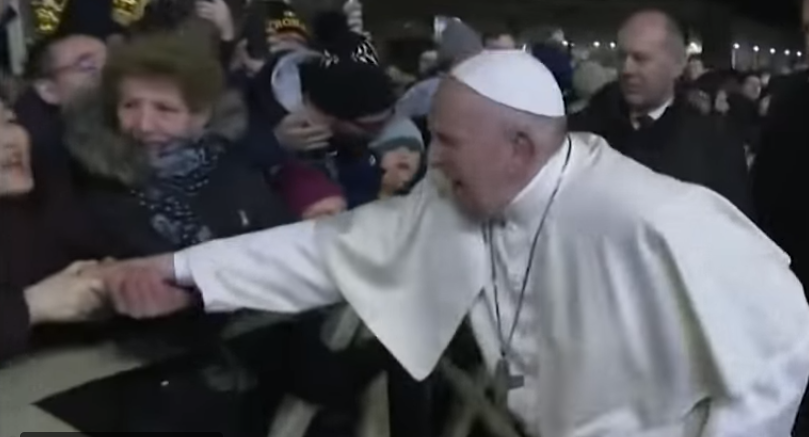 Kielemezte a nők helyzetét Ferenc pápa, majd bocsánatot kért egy hölgytől, aki megrángatta őt