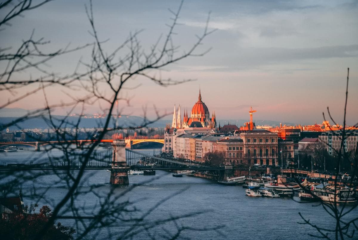 Ingatlanár hajrá Magyarországon: mennyivel kell számoljunk, ha Budapestre költöznénk?