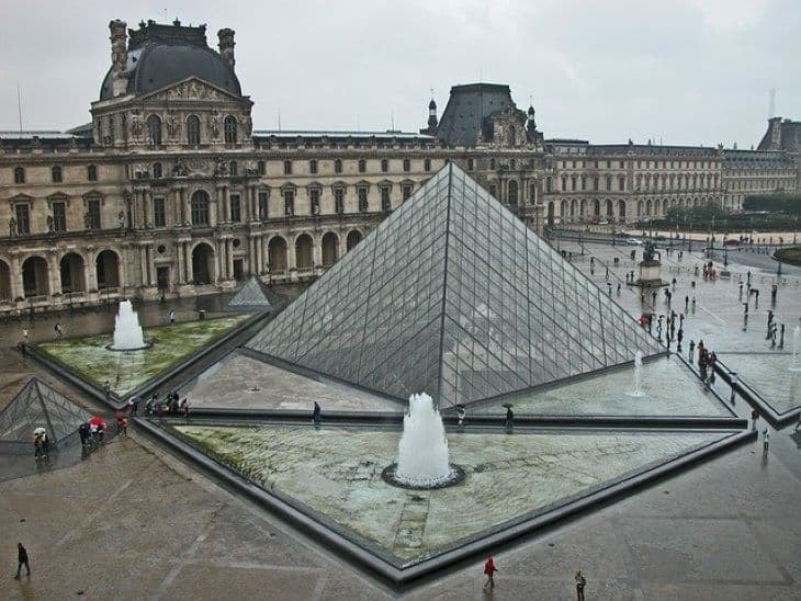Nem nyitott ki vasárnap reggel a párizsi Louvre