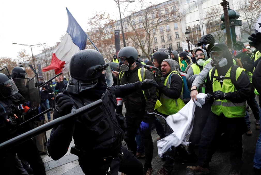 Összecsapások voltak Párizs belvárosában, vidéken békések a tüntetések