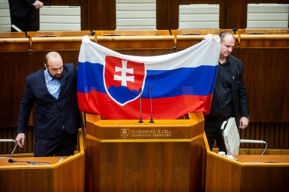Kupleráj a szlovák parlamentben: a Putyin-imádók vörös-barna koalíciója mindent megtesz azért, hogy ne legyen szerződés Amerikával (VIDEÓ)