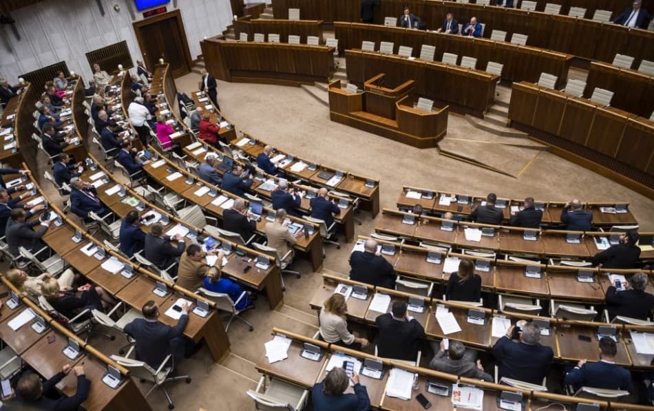 Határozatképtelen volt, ezért nem nyitották meg a parlament mai rendkívüli ülését