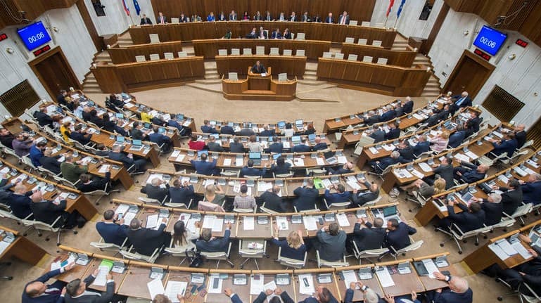 Mikas mentheti meg a szlovákiai veszélyhelyzetet – koronavírusos képviselők is bemehetnek szavazni a parlamentbe!