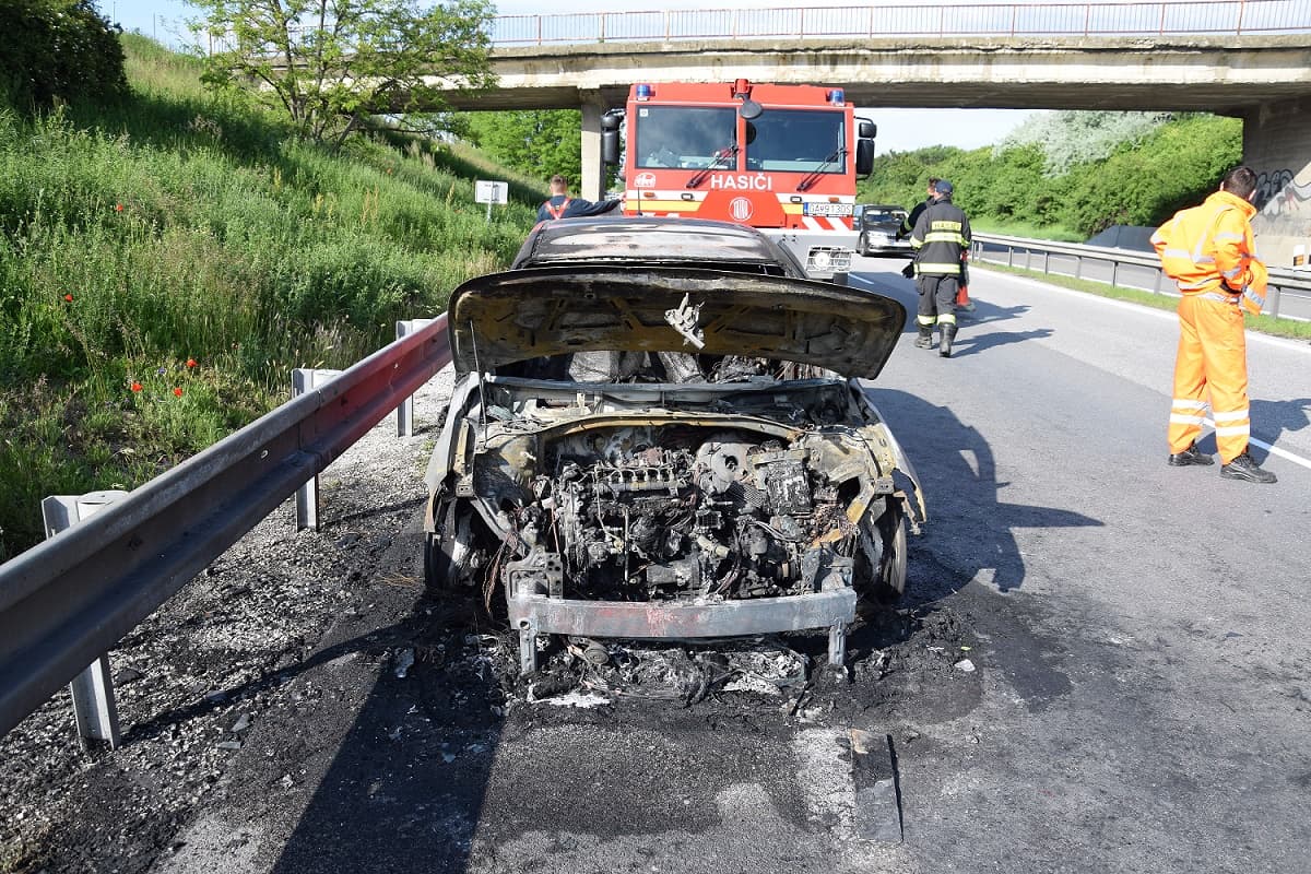 Lángokba borult egy személykocsi a gyorsforgalmin (FOTÓK)