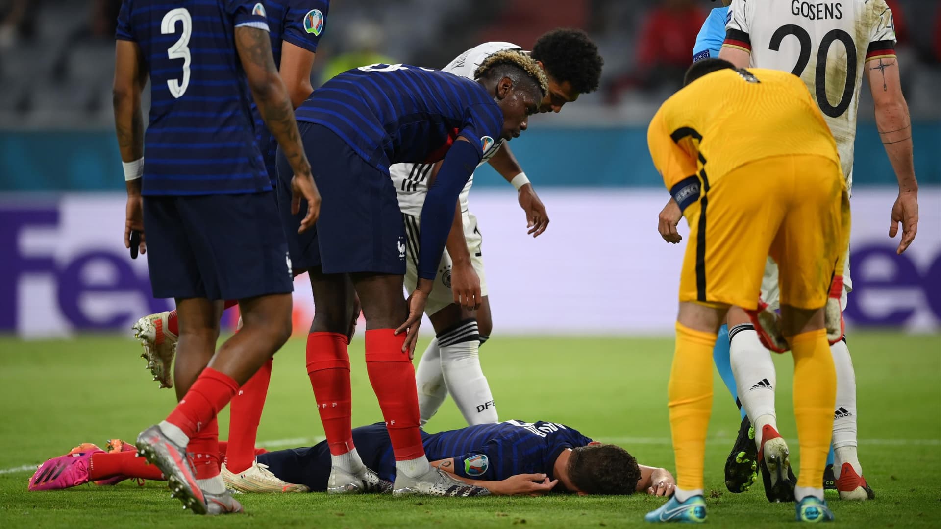 EURO-2020 – Pár másodpercig eszméletlen volt Pavard, miután Gosensszel ütközött 
