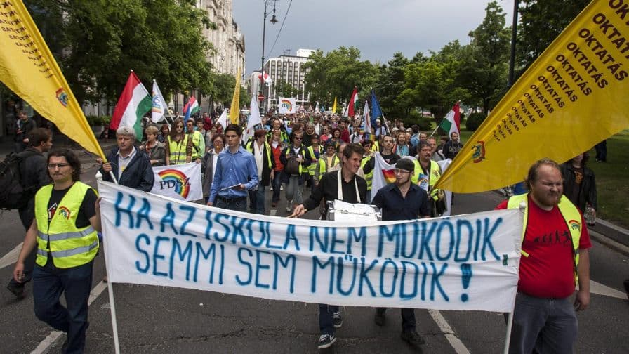 Magyar pedagógussztrájk: Több mint 25 ezer pedagógus szüntette be a munkát