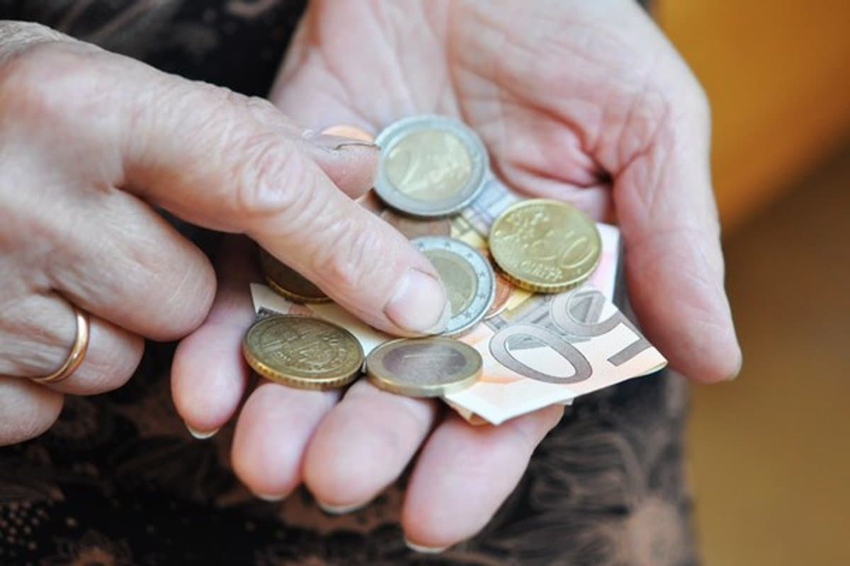 Egy év alatt 16,54 euróval emelkedett az átlagnyugdíj
