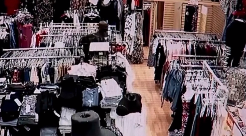 Elképesztő! Maszturbálva üldözött egy kislányt egy perverz az üzletben (videó) 18+