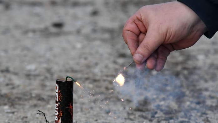 Életbe lép a tűzijátékokra vonatkozó új törvény, bizonyos pirotechnikai eszközökre teljes tilalmat vezetnek be