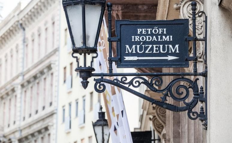 Két szlovákiai magyar kedvezményezett a Petőfi Irodalmi Múzeum ösztöndíjasai között