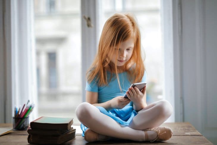 A gyermekjogi biztos szerint szabályozni kell a mobilhasználatot az iskolákban