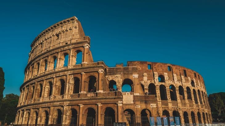 Bocsánatot kért a Colosseumot összakarcoló turista, nem tudta, hogy ókori emlékmű