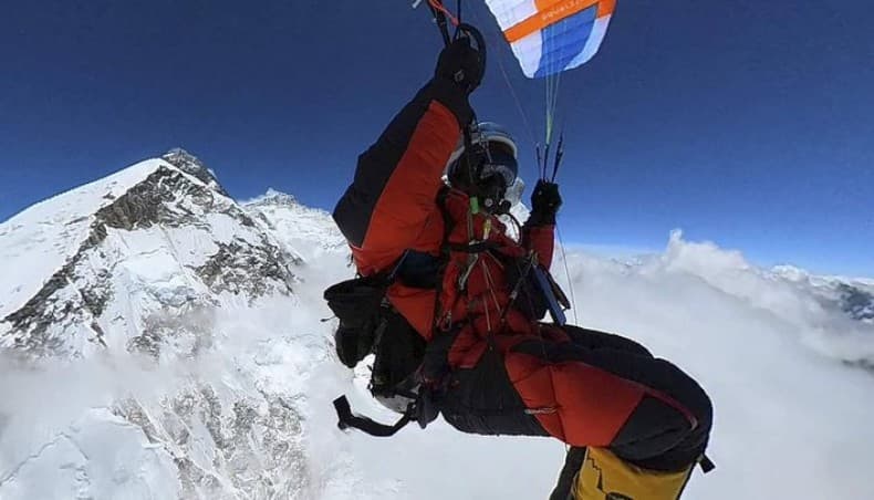 A Mount Everesten siklóernyőzött, a világon elsőként!