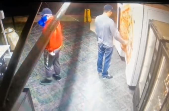 Keresik a galántai rendőrök ezt a két fazont, pizzaautomatát törtek fel!