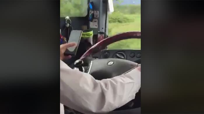 Észmegáll! Vezetés közben írt smst a buszsofőr a veszélyes útszakaszon (videó)
