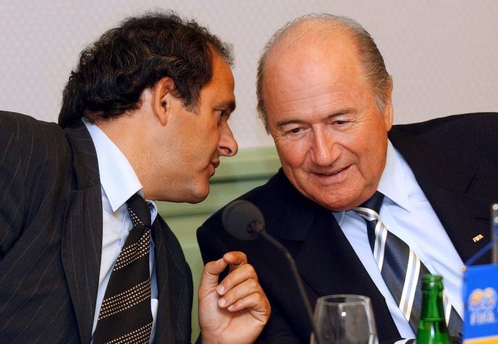 Szankciókat kér a FIFA etikai bizottsága a korrupcióval gyanúsított Blatterre és Platinire