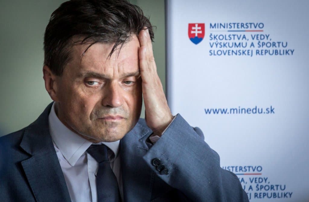 Megizzasztották Plavčant, de a miniszter így is ragaszkodik bársonyszékéhez