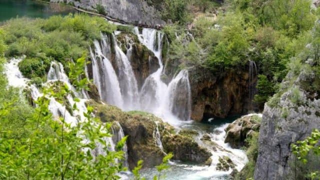 Áremeléssel enyhítenének a túlzsúfoltságon a Plitvicei-tavaknál, hogy a világörökségi listán maradhasson