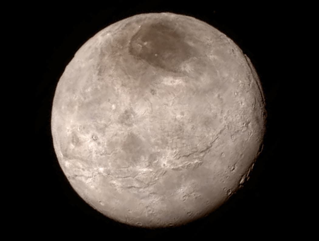Hegyek, glecserek, szakadékok - sokszínűbb a Pluto felszíne, mint azt eddig hitték