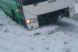 Felborult egy autóbusz a havazásban, sérültek is vannak