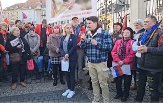 Orosz fiatal hekkelte meg a ruszofilok pozsonyi békemenetét! (Videó)