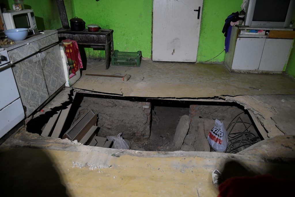 Beszakadt egy családi ház padlója, többen megsérültek