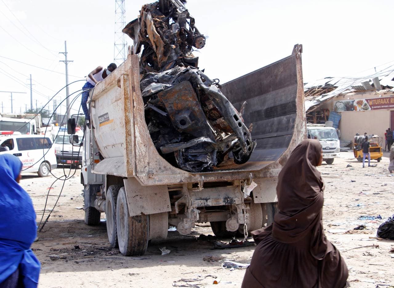 Autóba rejtett pokolgép robbant Szomáliában, legalább 61 halott!