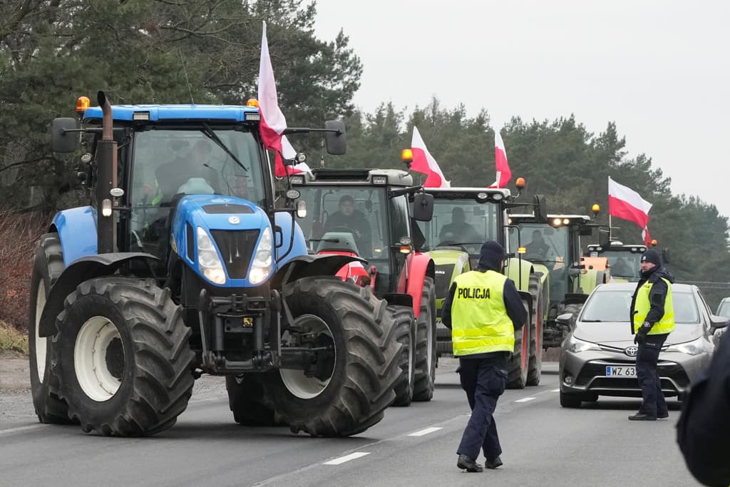 A lengyel gazdák a szlovák határon is akadályozzák a forgalmat