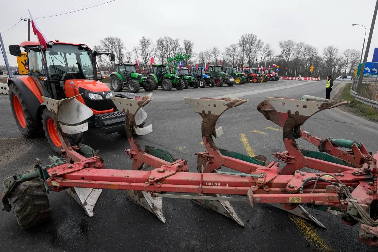 Az ország csaknem hatszáz közúti csomópontján bénították meg a forgalmat a lengyel gazdák