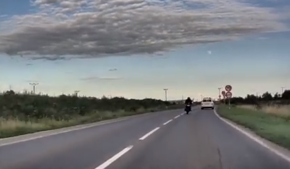 Bedrogozva menekült a zsaruk elől, akik majdnem egy tárat kilőttek a flúgos motoros megállítására (videó)