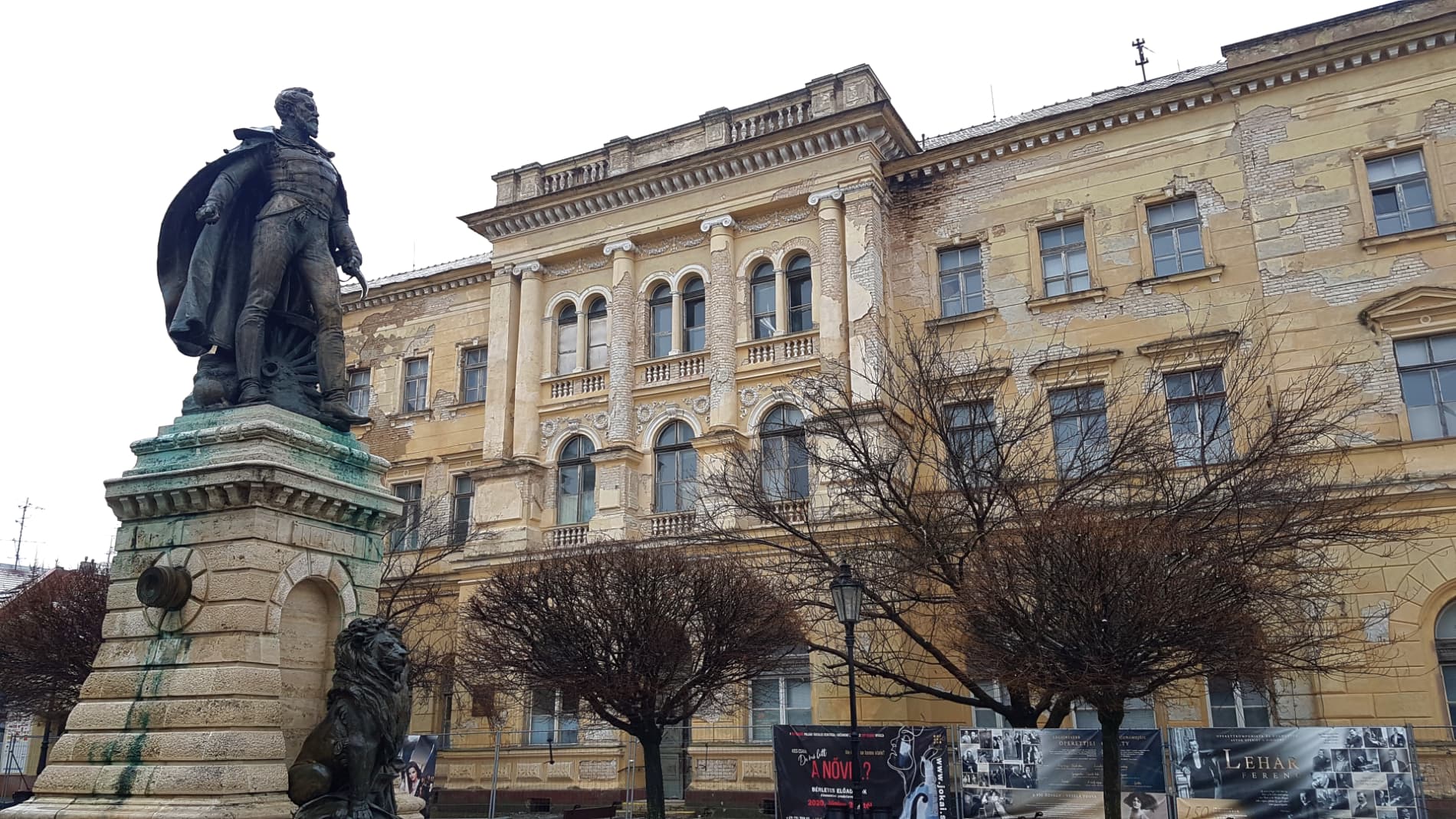 A magyar kormányhoz köthető cég veszi meg az egykori poliklinika épületét Komáromban