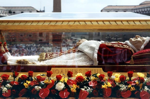A hőség miatt deformálódott XXIII. János pápa bebalzsamozott keze