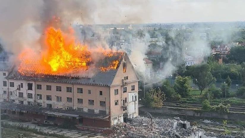 Órákig lángolt a pozsonyi épület