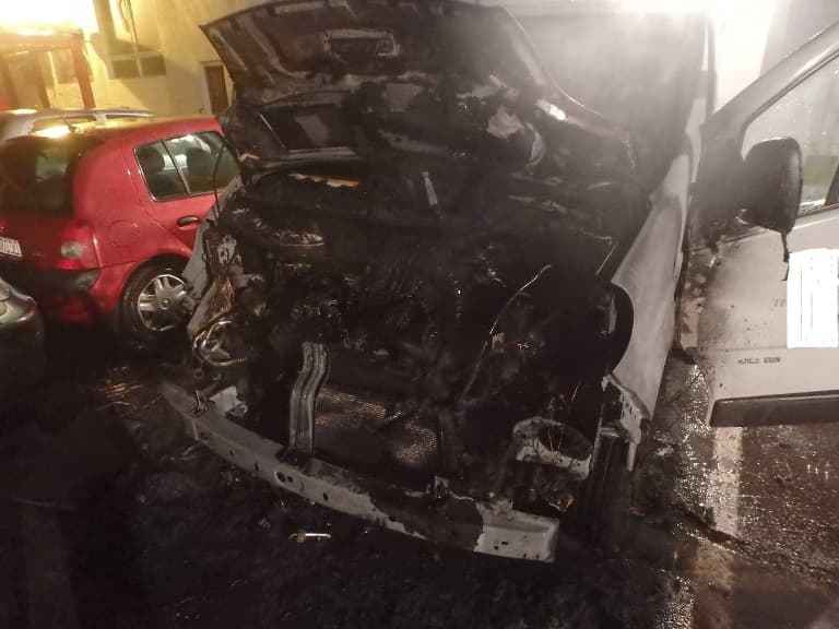 AUTÓTŰZ: Szándékosan gyújtottak fel a Vámbéry téren egy furgont