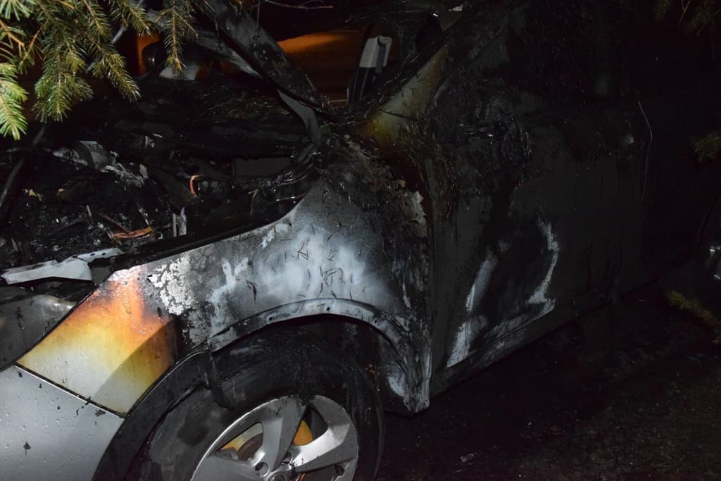 TŰZESET: Lángokban állt egy autó hajnalban