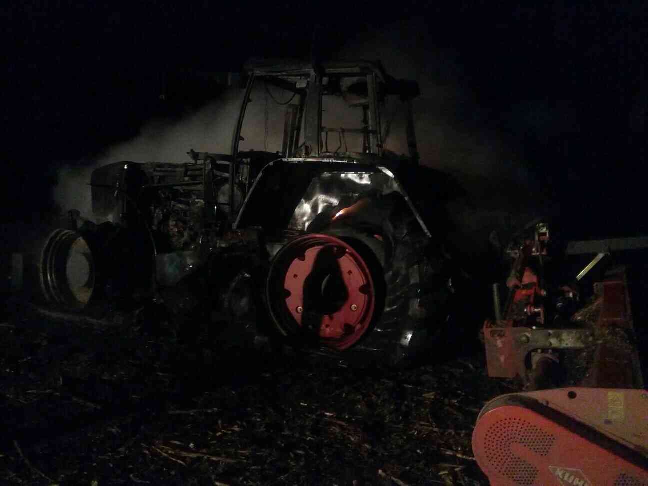 Hatalmas kár az éjszakai kürti traktortűzben!