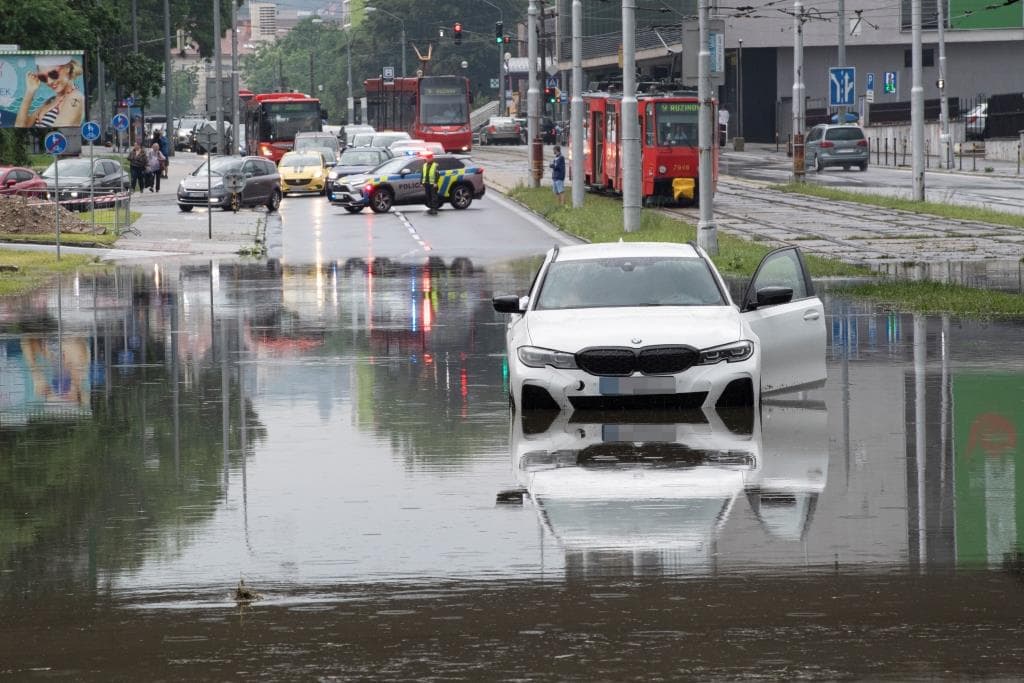 A vihar nem válogat - Audik és BMW-k is elakadtak a pozsonyi vízi erőműben! (FOTÓK)