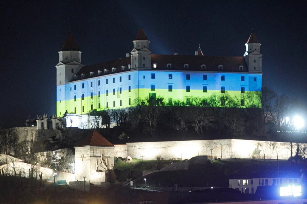 Ukrán nemzeti színekkel világítják meg az elnöki palotát és a pozsonyi várat