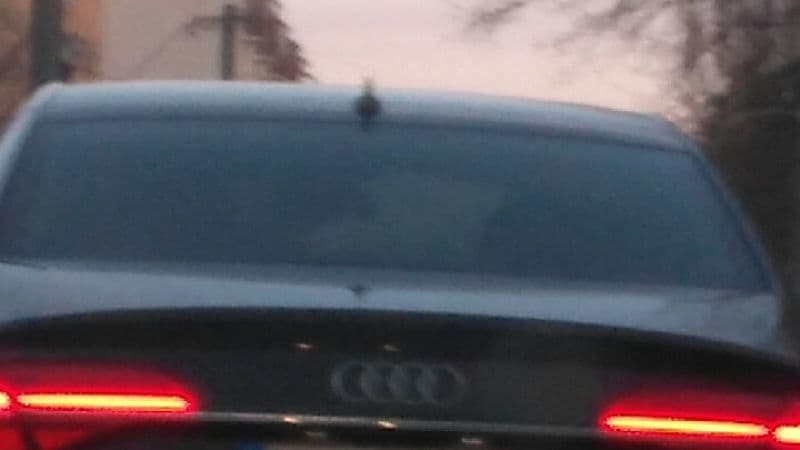 Vicces, de mégis fenyegető ennek a sötét komáromi Audinak a rendszáma - FOTÓ