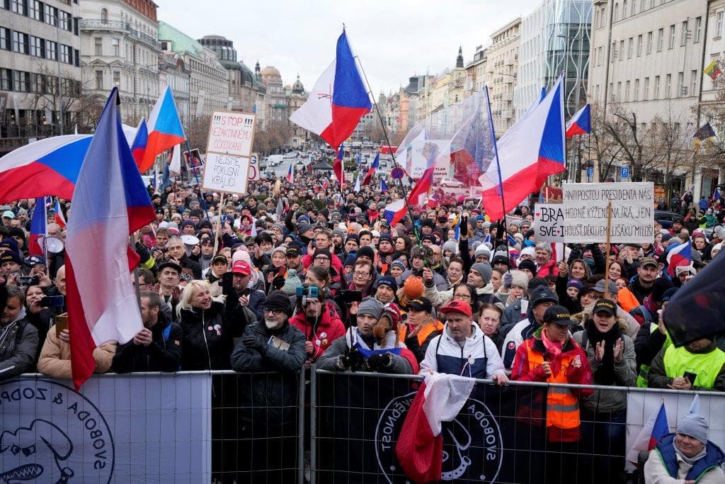 Prágában ezrek tüntettek a kötelező védőoltás ellen