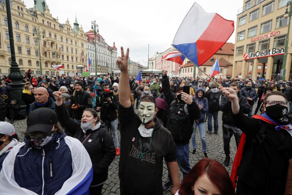 Koronavírus - Tüntettek Prágában a kormány óvintézkedései ellen