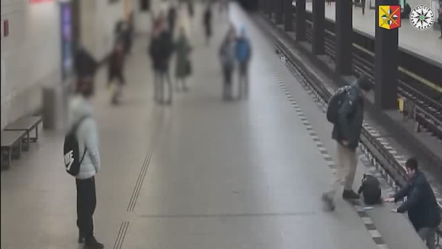 A sínekre ugrott egy férfi, egy másik pedig nem hagyta neki, hogy visszamásszon a peronra