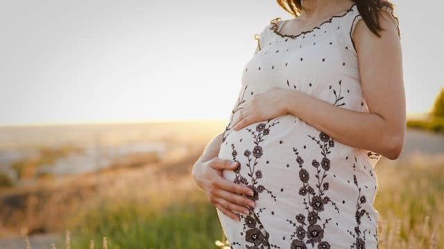 A bélbaktériumok "észlelik" a terhességet, és segítik a babát